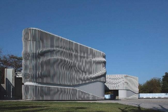 冀州浅谈现代建筑采用网架结构安装的主要优势和应用